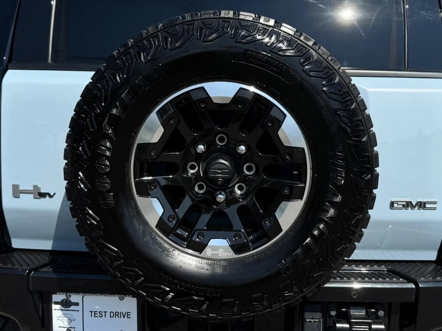 2025 GMC Hummer EV - Image 9 of 31