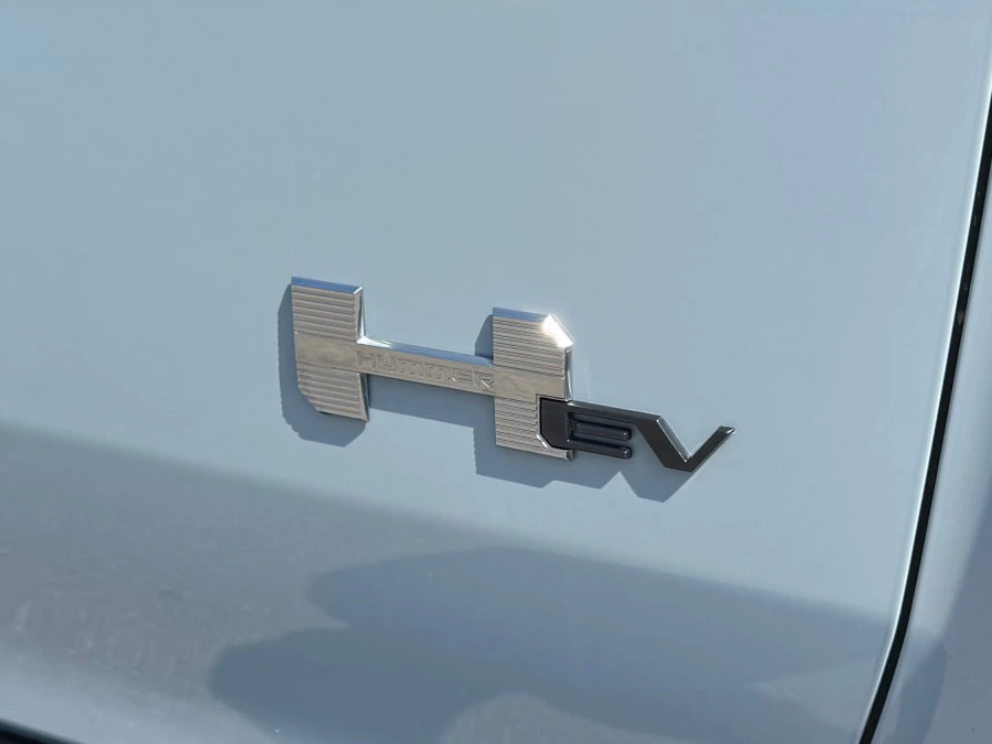2025 GMC Hummer EV - Image 15 of 31
