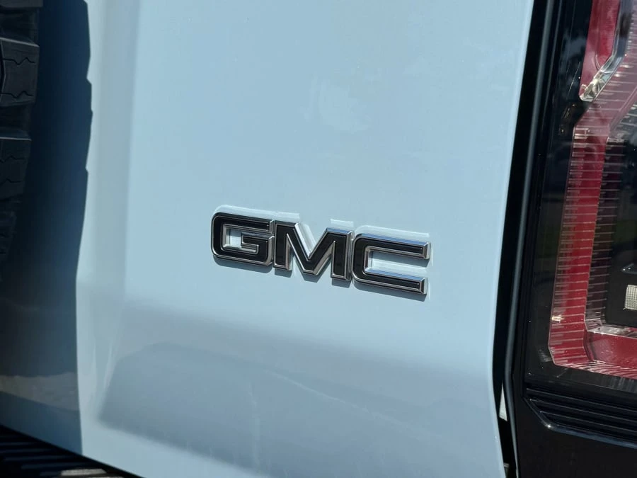 2025 GMC Hummer EV - Image 27 of 31