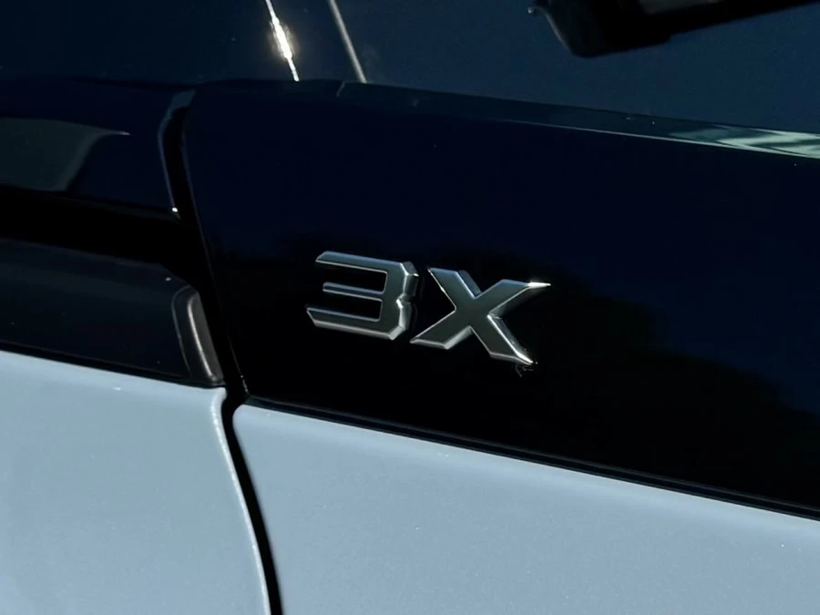2025 GMC Hummer EV - Image 17 of 31