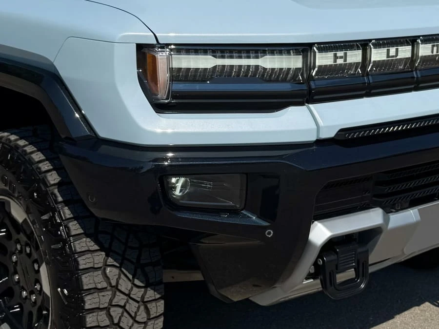 2025 GMC Hummer EV - Image 23 of 31