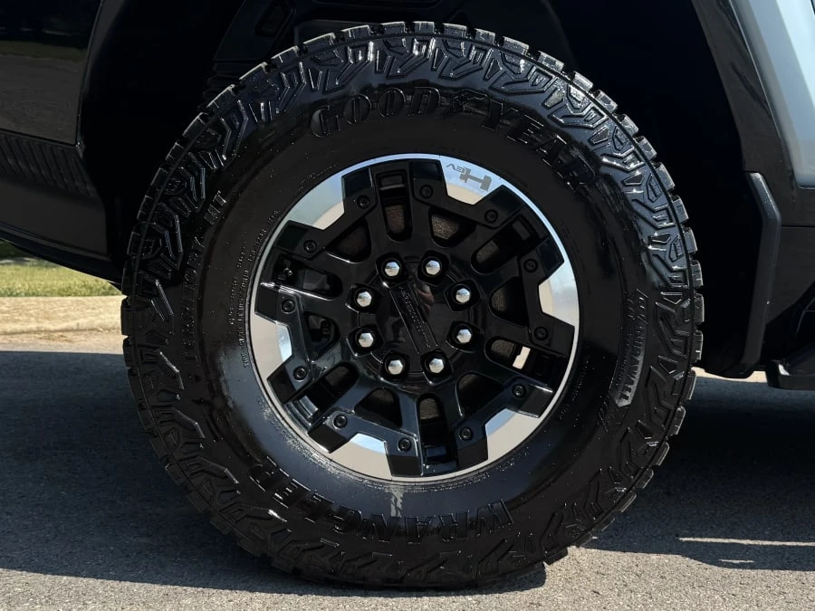 2025 GMC Hummer EV - Image 11 of 31