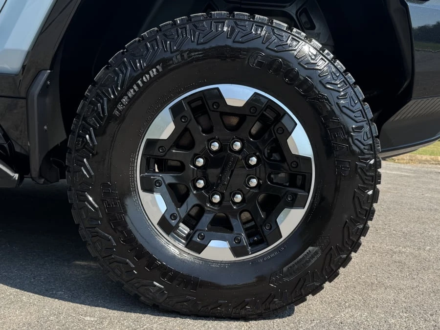 2025 GMC Hummer EV - Image 24 of 31