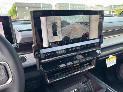 2025 GMC Hummer EV - Image 17 of 20