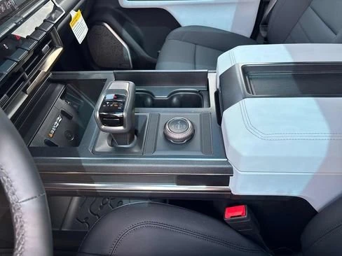 2025 GMC Hummer EV - Image 18 of 20