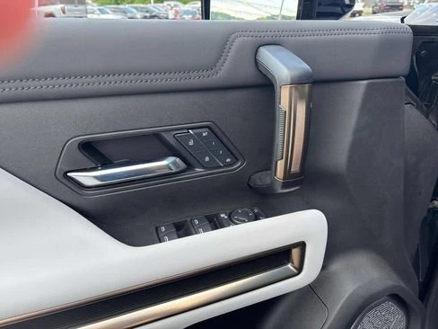 2025 GMC Hummer EV - Image 10 of 20