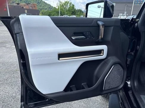 2025 GMC Hummer EV - Image 9 of 20