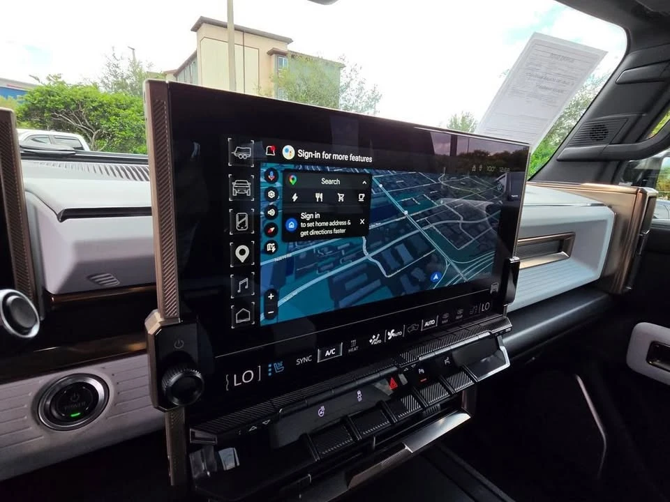 2025 GMC Hummer EV - Image 18 of 19