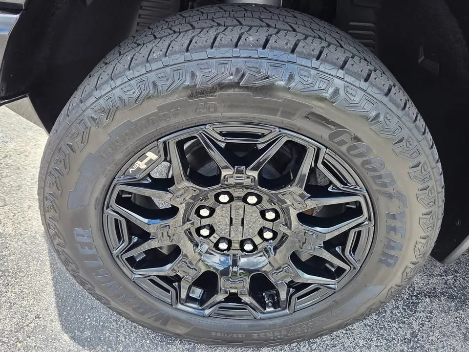 2025 GMC Hummer EV - Image 17 of 19