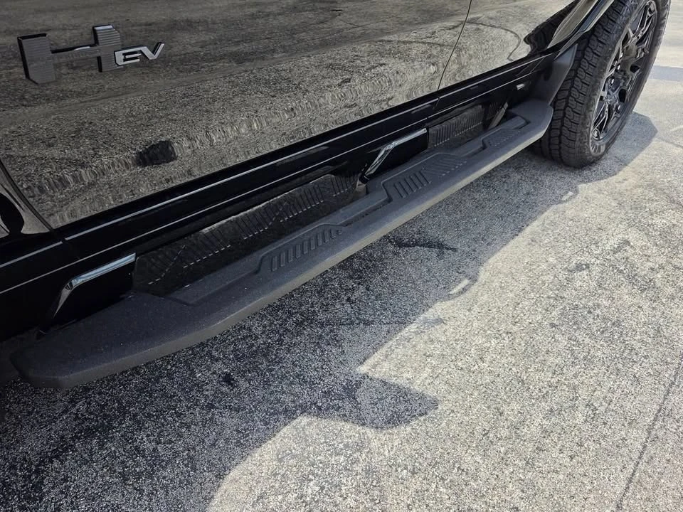 2025 GMC Hummer EV - Image 16 of 19