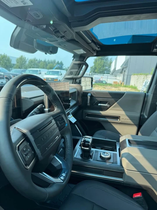 2025 GMC Hummer EV - Image 5 of 10