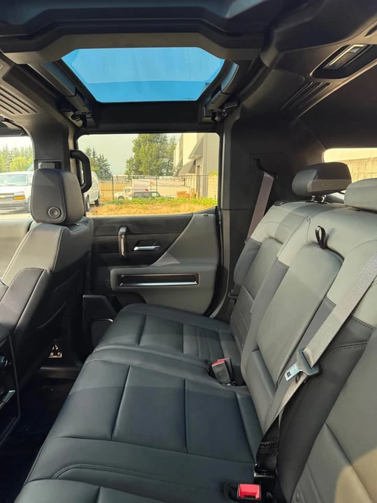 2025 GMC Hummer EV - Image 6 of 10