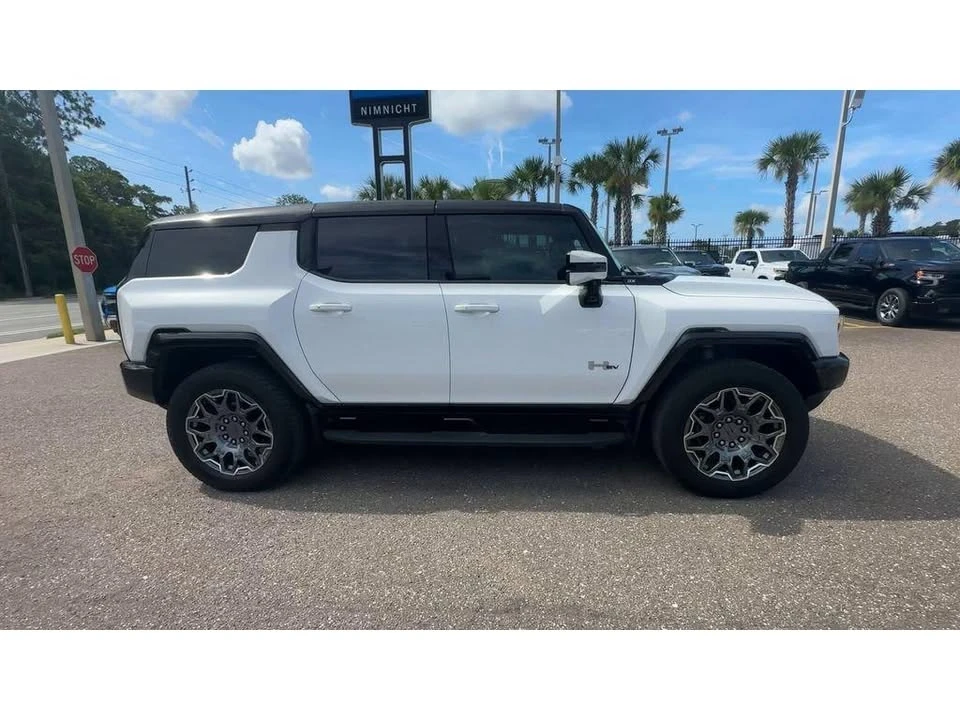 2025 GMC Hummer EV - Image 9 of 20