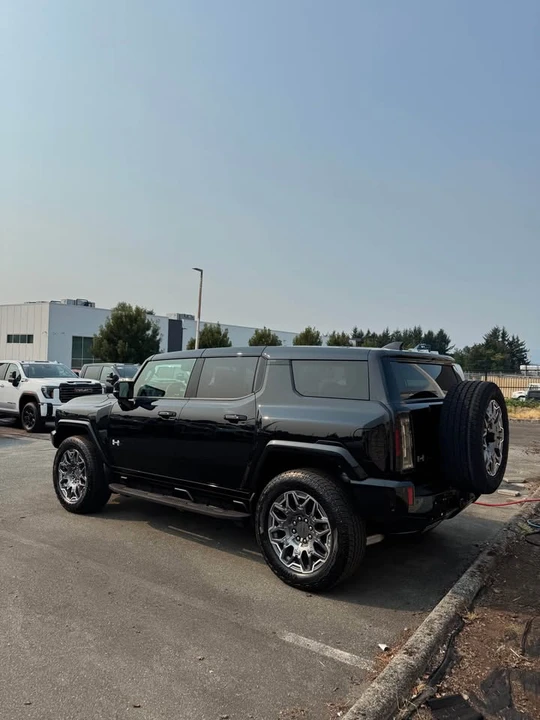 2025 GMC Hummer EV - Image 8 of 10