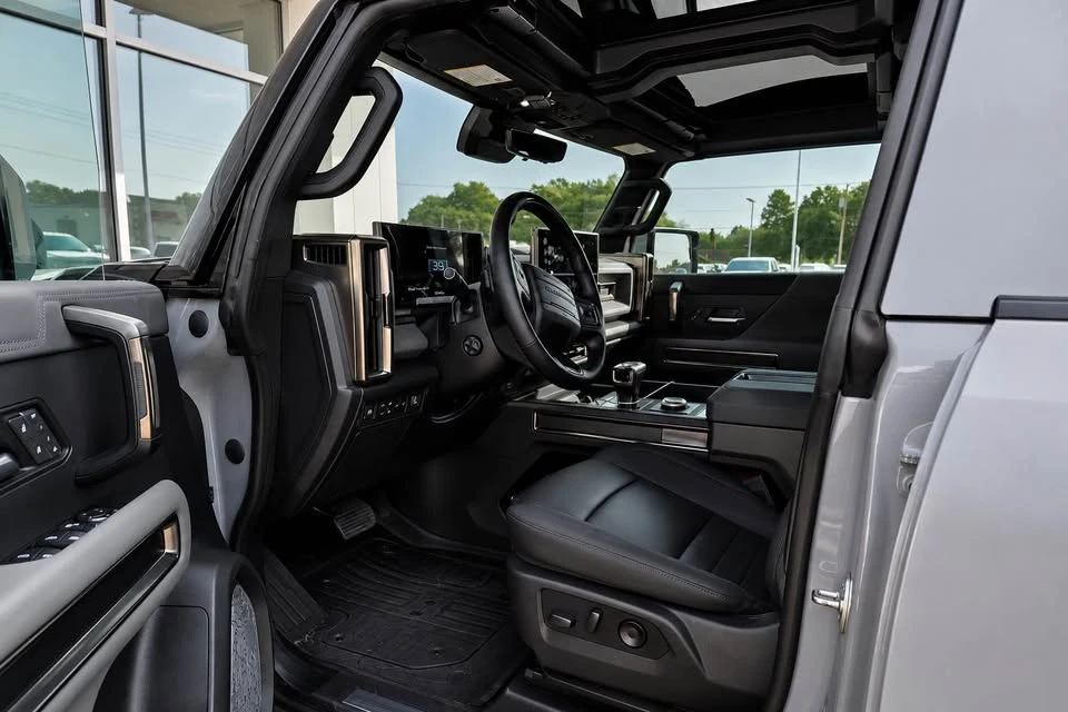 2025 GMC Hummer EV - Image 4 of 12