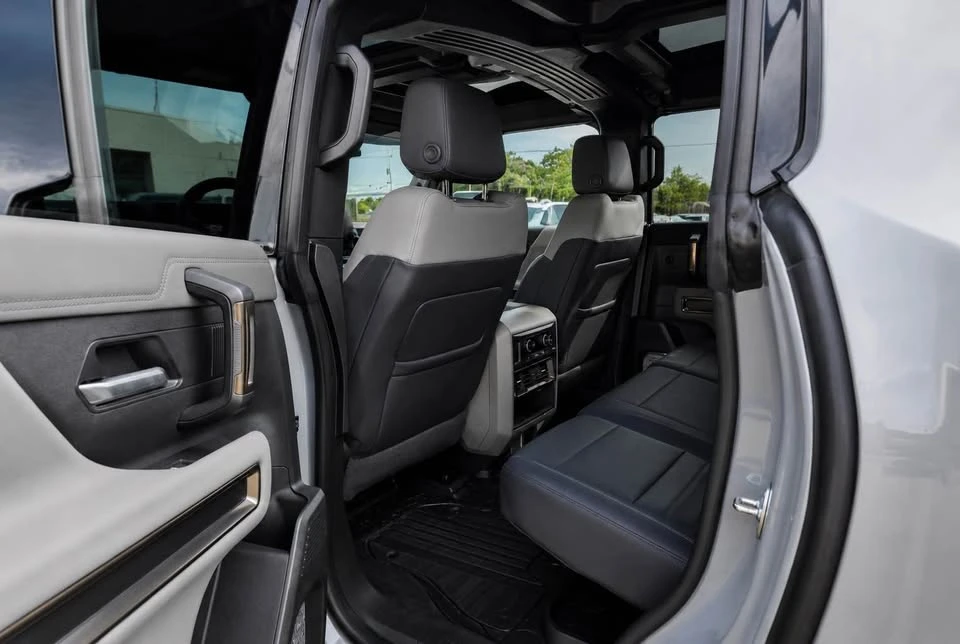 2025 GMC Hummer EV - Image 11 of 12