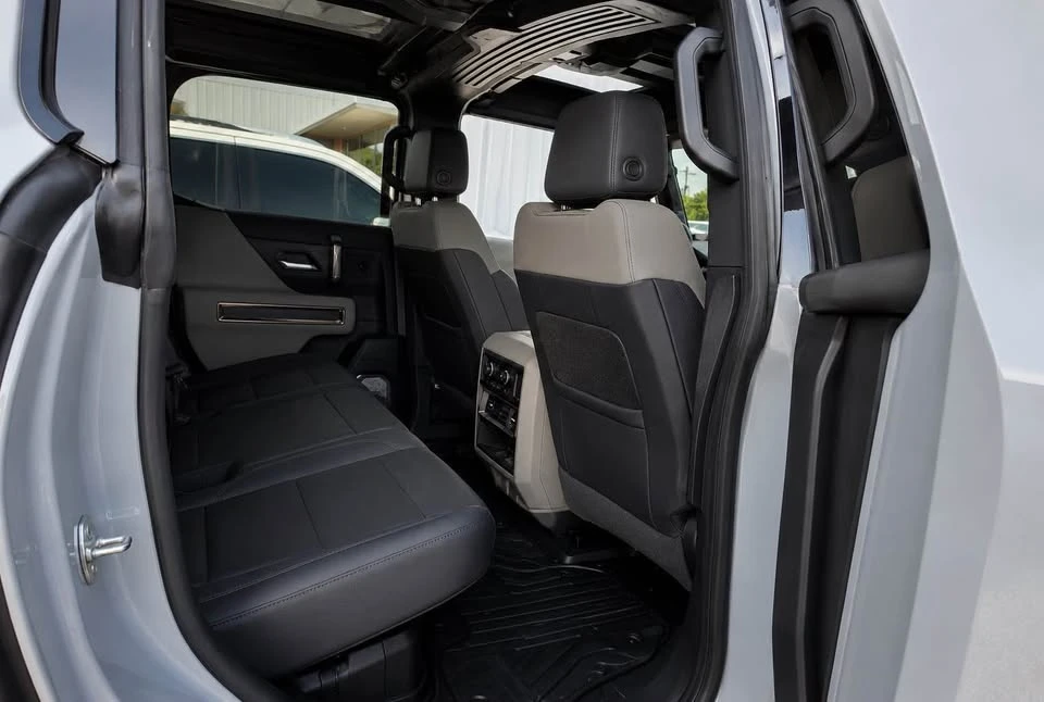 2025 GMC Hummer EV - Image 10 of 12