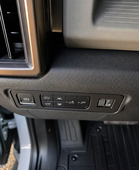 2025 GMC Hummer EV - Image 8 of 12