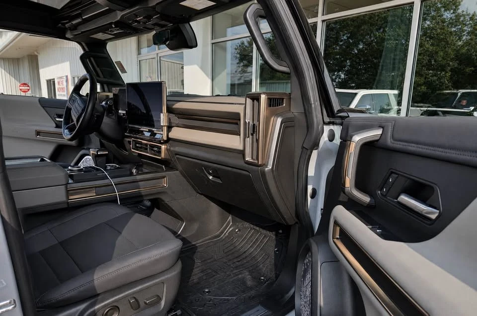 2025 GMC Hummer EV - Image 9 of 12