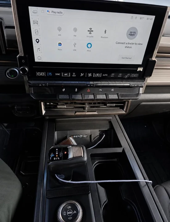 2025 GMC Hummer EV - Image 7 of 12