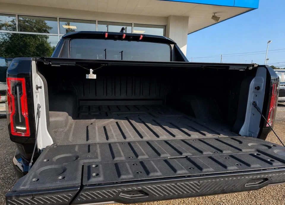 2025 GMC Hummer EV - Image 12 of 12