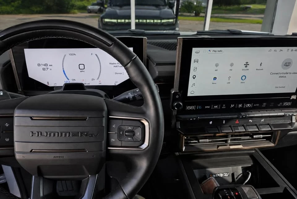 2025 GMC Hummer EV - Image 6 of 12