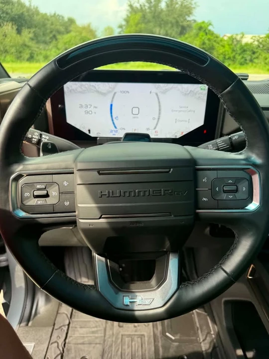 2025 GMC Hummer EV - Image 13 of 18