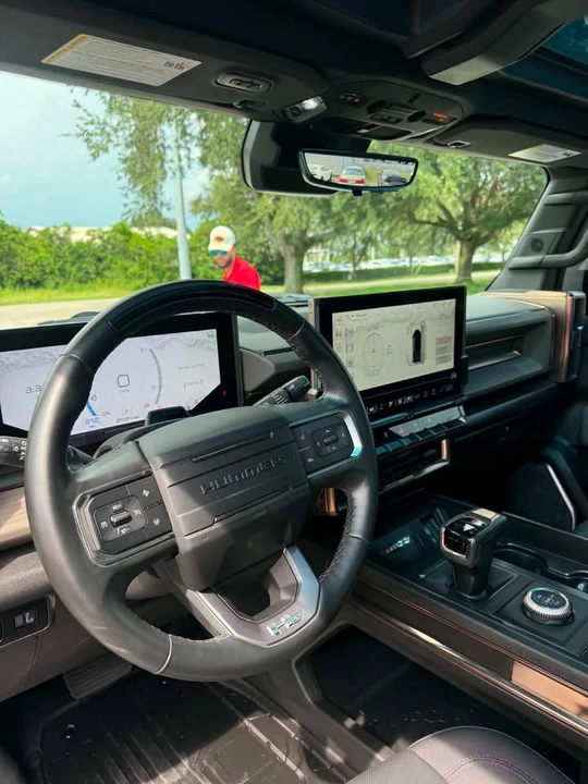2025 GMC Hummer EV - Image 9 of 18