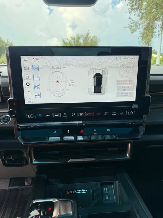 2025 GMC Hummer EV - Image 14 of 18