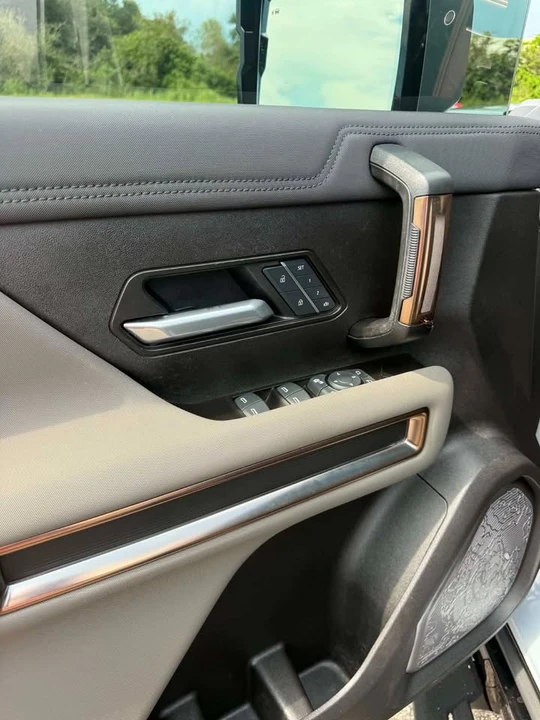 2025 GMC Hummer EV - Image 12 of 18