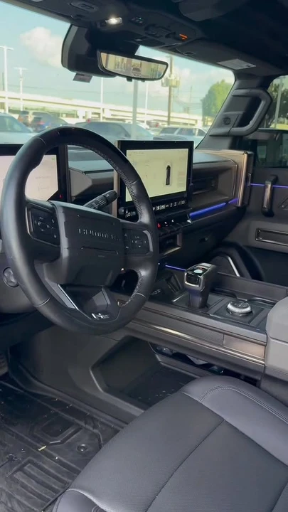 2025 GMC Hummer EV - Image 17 of 17