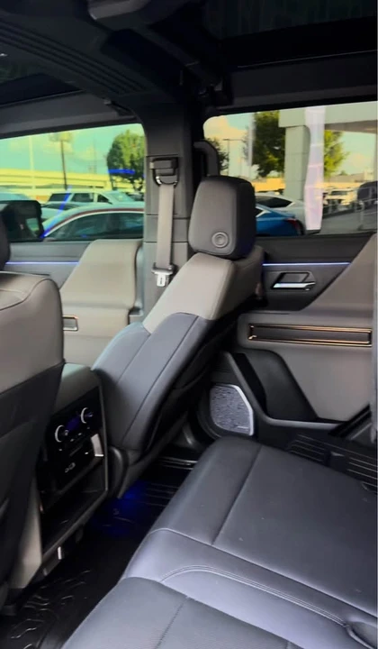 2025 GMC Hummer EV - Image 16 of 17