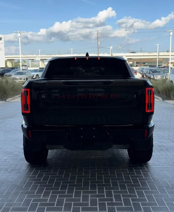 2025 GMC Hummer EV - Image 10 of 17