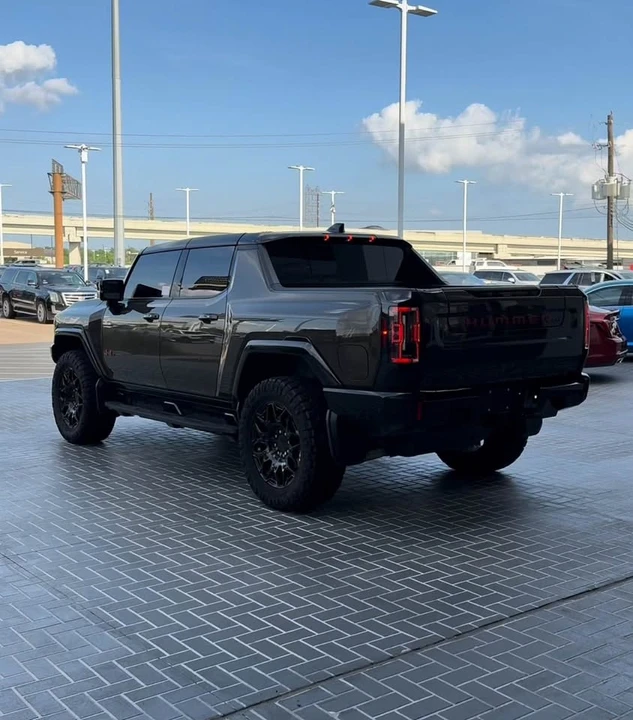 2025 GMC Hummer EV - Image 11 of 17