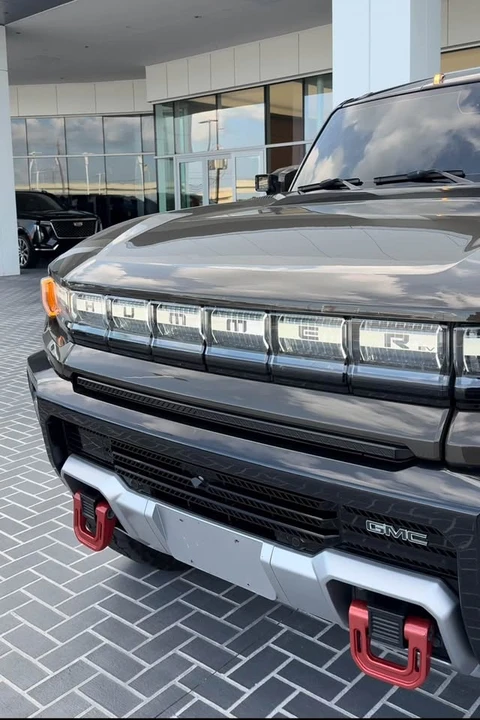 2025 GMC Hummer EV - Image 4 of 17