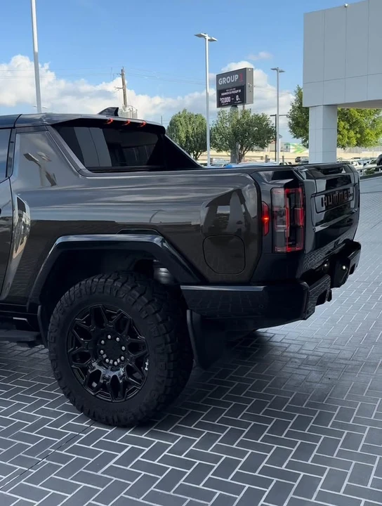 2025 GMC Hummer EV - Image 8 of 17