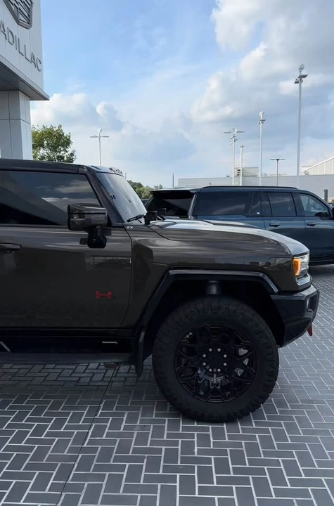 2025 GMC Hummer EV - Image 6 of 17