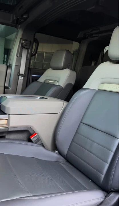 2025 GMC Hummer EV - Image 13 of 17
