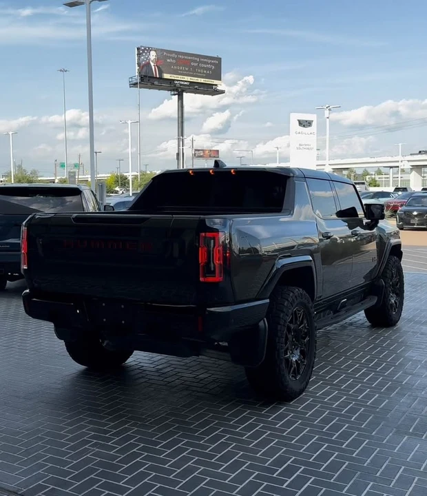2025 GMC Hummer EV - Image 9 of 17