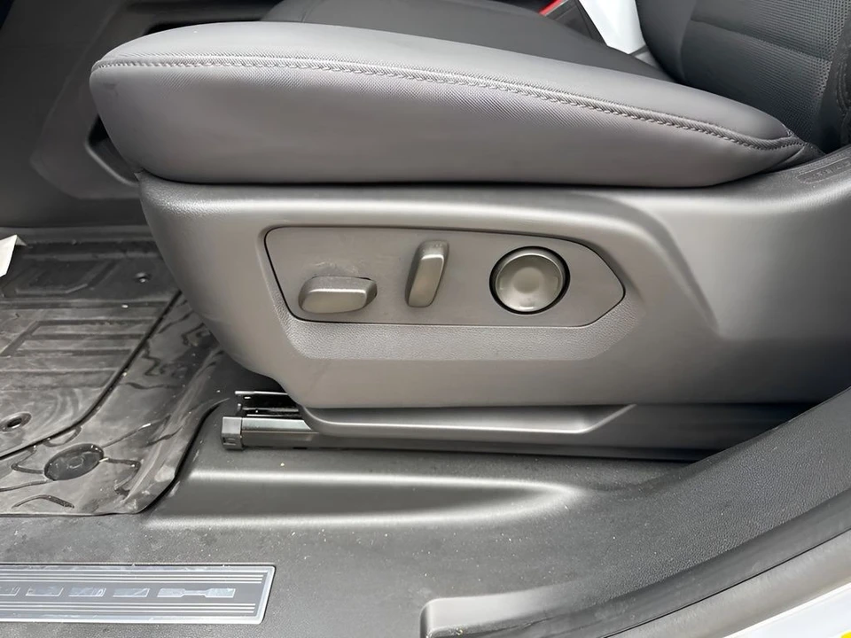 2025 GMC Hummer EV - Image 9 of 15