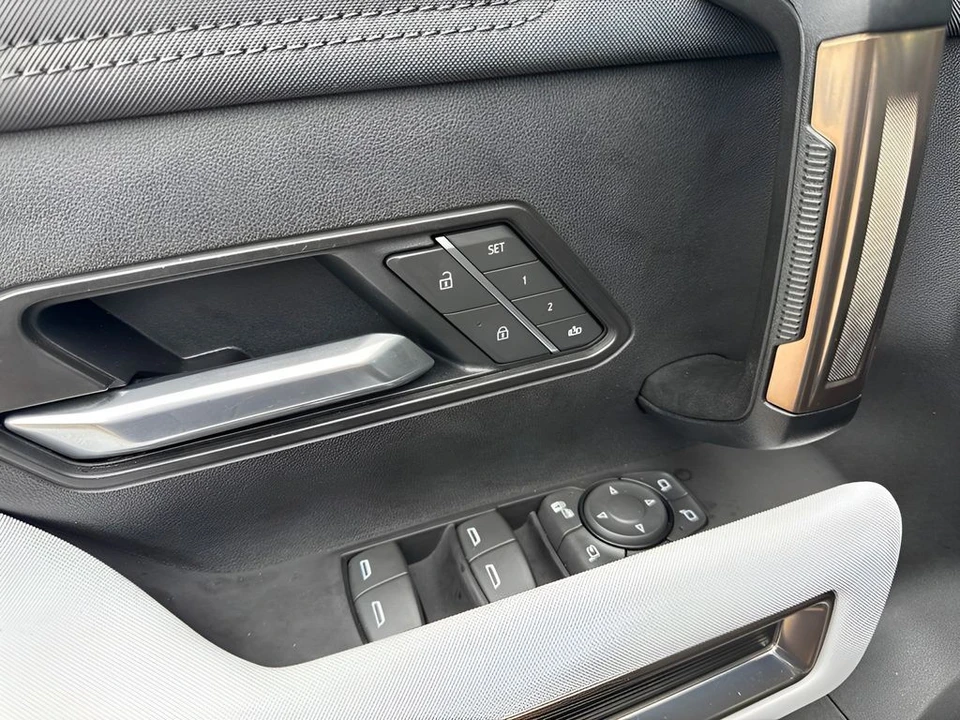 2025 GMC Hummer EV - Image 11 of 15