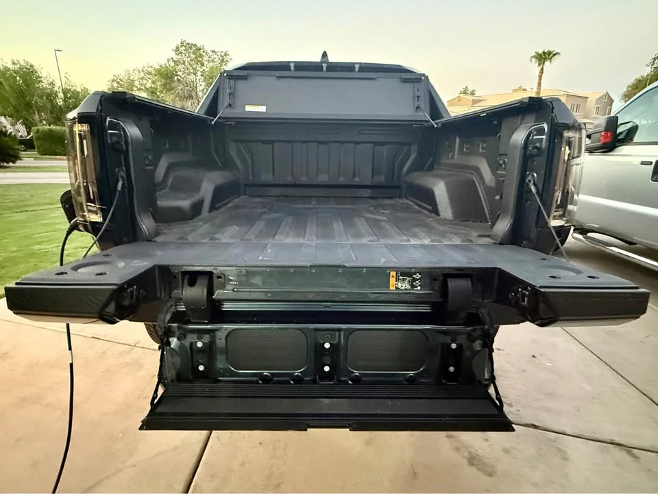 2025 GMC Hummer EV - Image 8 of 10