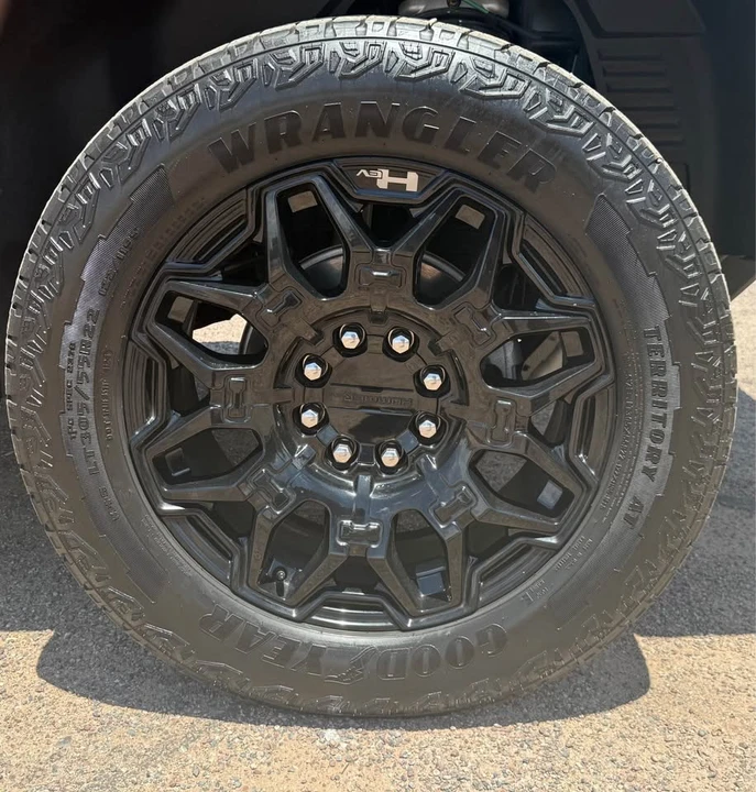2025 GMC Hummer EV - Image 10 of 10