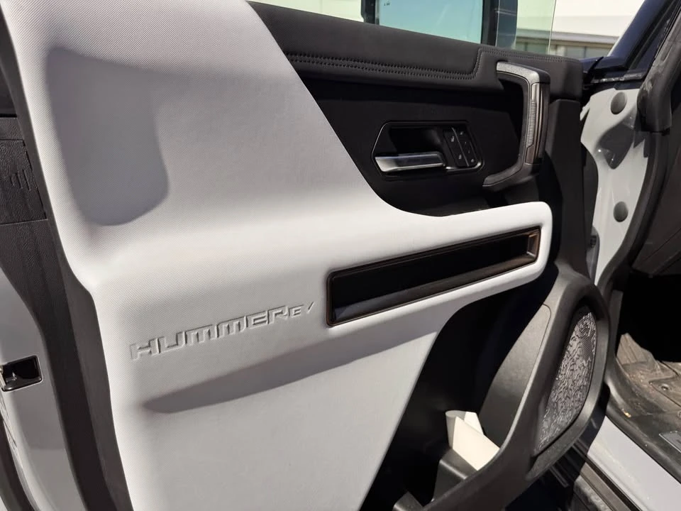 2025 GMC Hummer EV - Image 14 of 19
