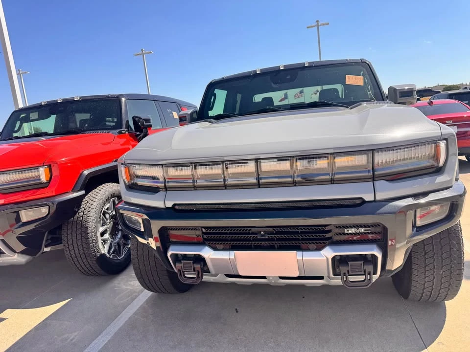 2025 GMC Hummer EV - Image 4 of 19