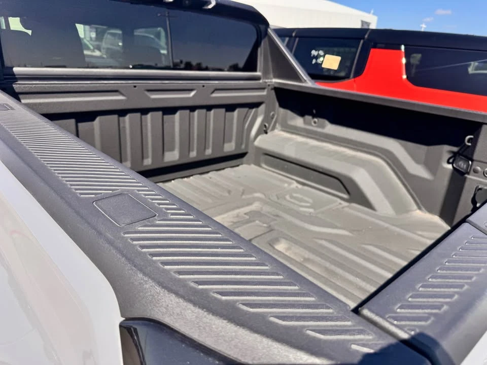 2025 GMC Hummer EV - Image 17 of 19