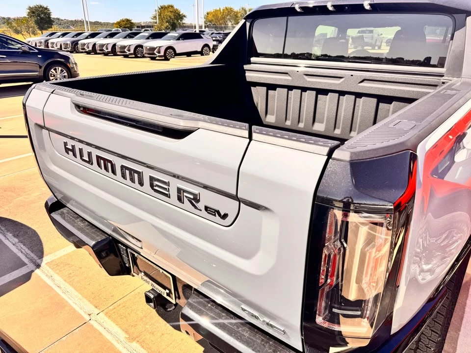 2025 GMC Hummer EV - Image 15 of 19