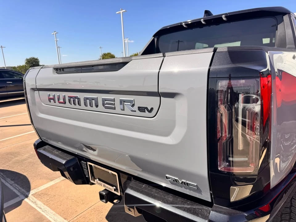 2025 GMC Hummer EV - Image 16 of 19