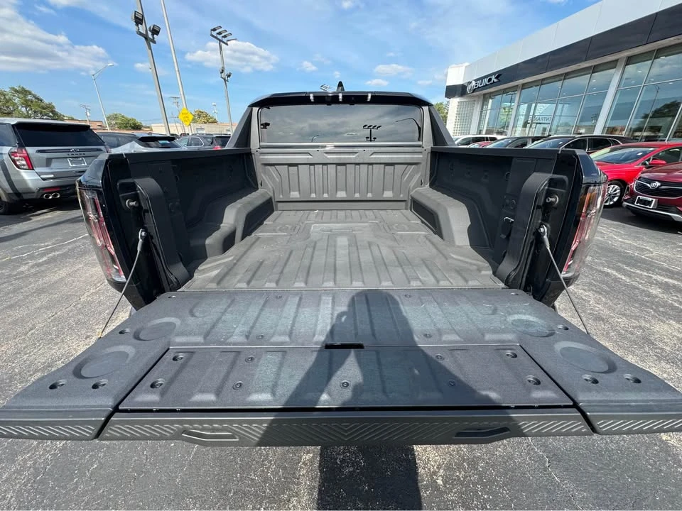 2025 GMC Hummer EV - Image 15 of 20