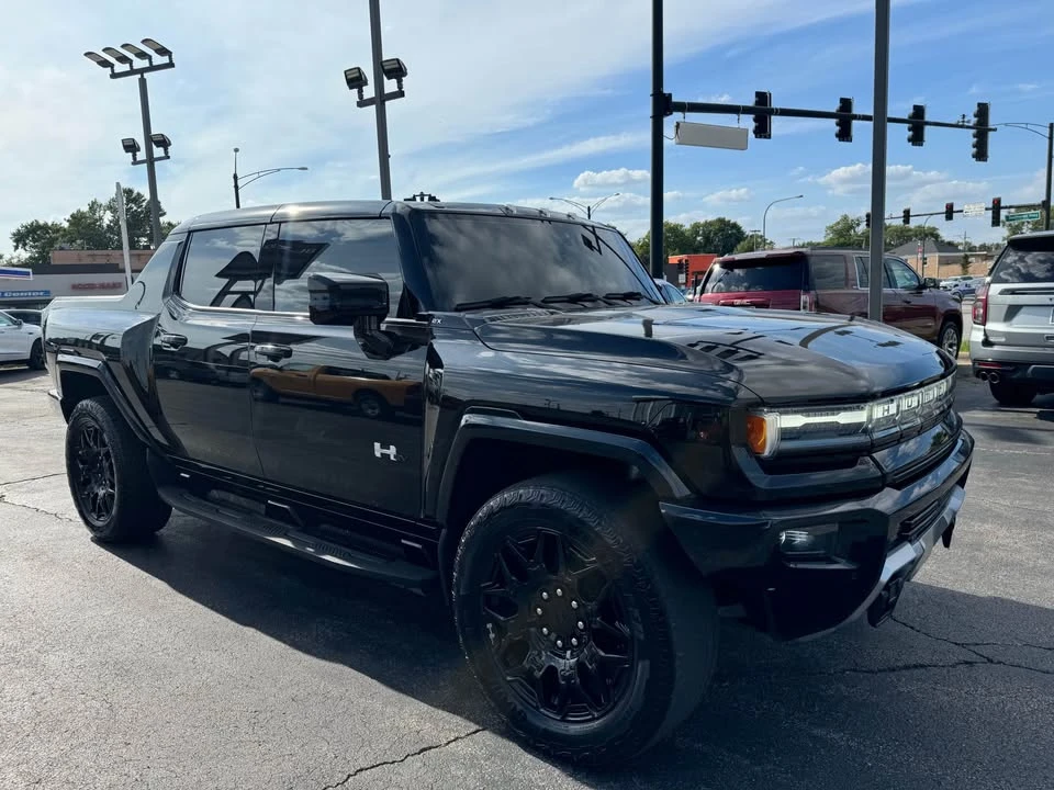 2025 GMC Hummer EV - Image 10 of 20